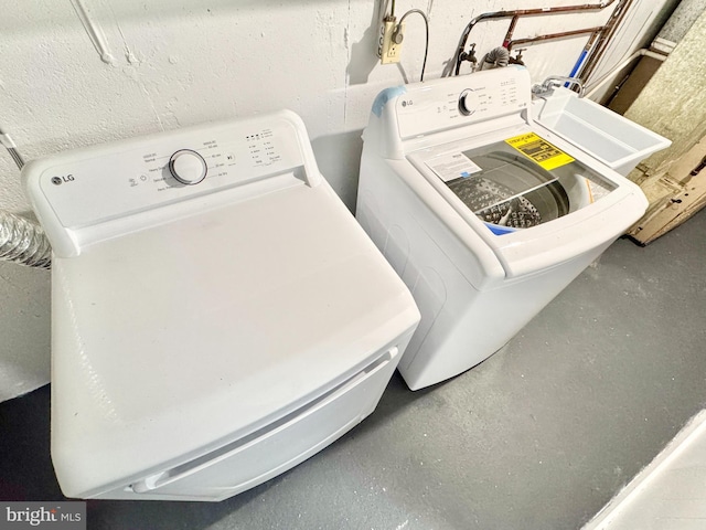 1504 Bonwood Rd, Wilmington, DE 19805 - laundry room with washer and dryer