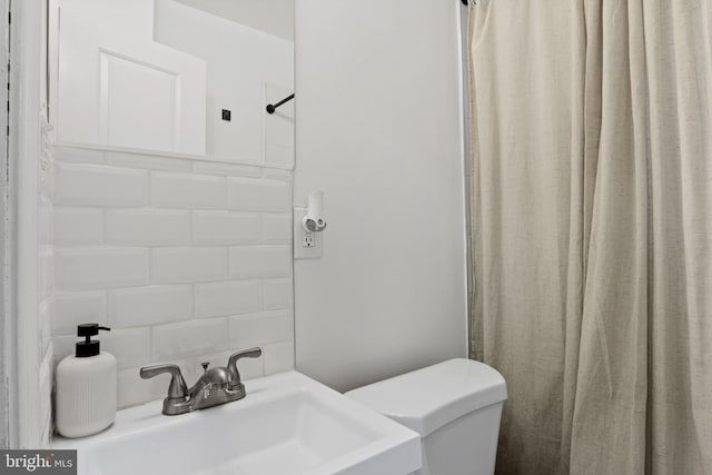 5117 Duel Pl, Capitol Heights, MD 20743 - full bath with backsplash and curtained shower
