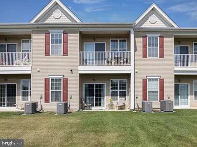 103 Raphael Ct, Williamstown, NJ 08094 - back of property with a lawn