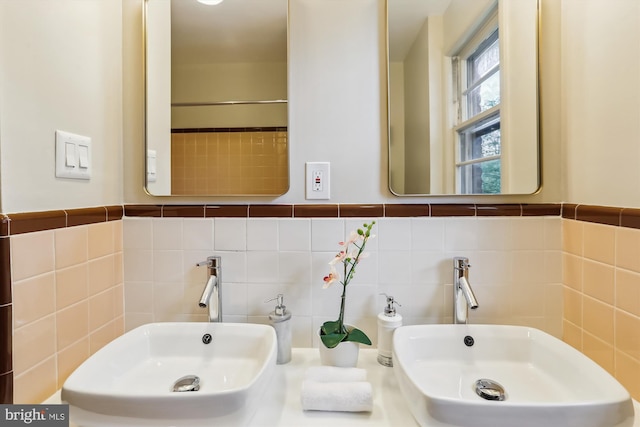 1407 Crestridge Dr, Silver Spring, MD 20910 - bathroom featuring tile walls