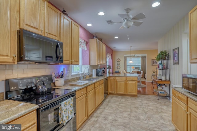 577 Whispering Trl, Middletown, DE 19709 - kitchen with black appliances, healthy amount of natural light, backsplash, a ceiling fan, and recessed lighting