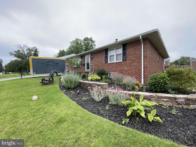 914 New Hope St, Norristown, PA 19401 - view of front facade featuring brick siding and a front lawn