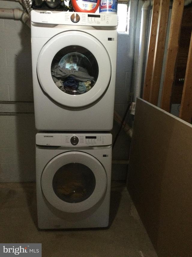 26 Crossings View Rd, Paw Paw, WV 25434 - laundry room featuring stacked washer / dryer and concrete block wall