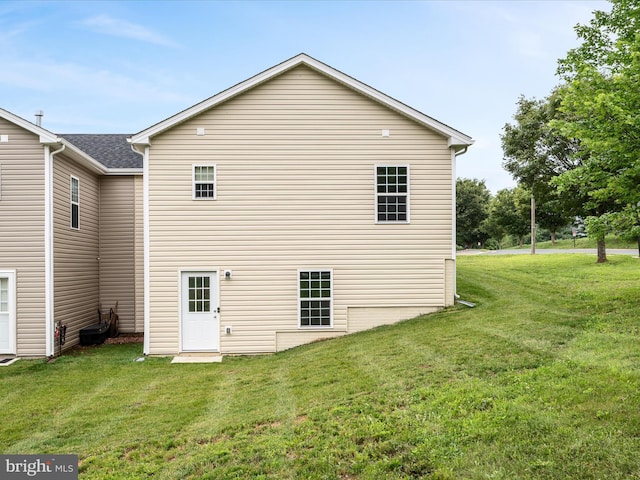 564 Great Oak Ct, Woodstock, VA 22664 - rear view of house featuring a yard