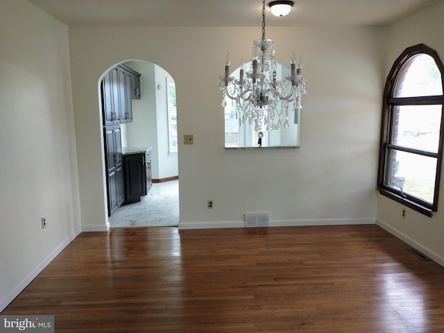 512 Mifflin Blvd, Reading, PA 19607 - unfurnished room with arched walkways, light wood-style flooring, and a chandelier