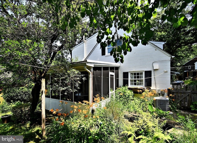 2228 Hillthorpe Ave, Abington, PA 19001 - back of property with a sunroom