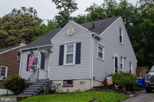 556 Hillcrest Rd, York, PA 17403 - bungalow-style house featuring roof with shingles and a front lawn