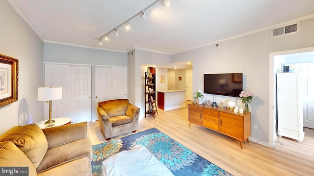 960 Fell St Unit 609, Baltimore, MD 21231 - living area with light wood-type flooring, crown molding, and rail lighting