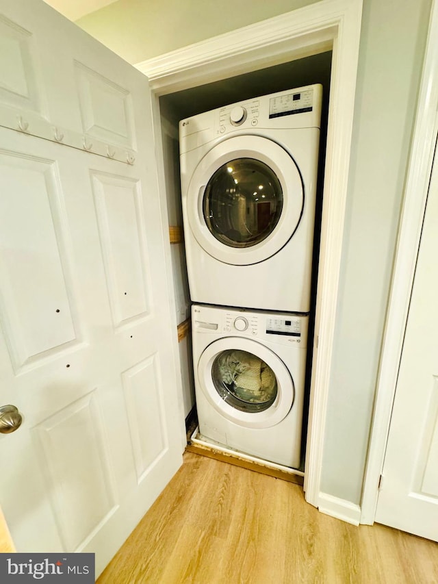 960 Fell St Unit 609, Baltimore, MD 21231 - laundry area featuring stacked washer and clothes dryer and light wood finished floors