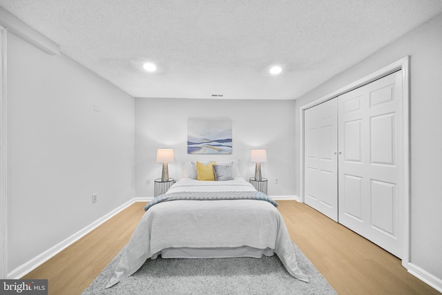 12779 Lost Creek Ct, Manassas, VA 20112 - bedroom featuring wood finished floors, a textured ceiling, recessed lighting, and a closet