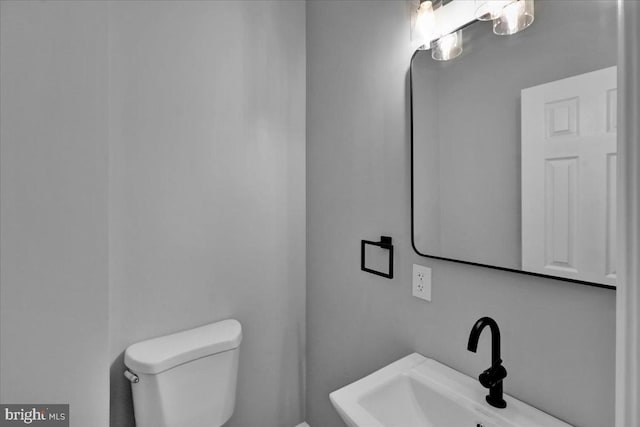446 S 15th St, Reading, PA 19602 - bathroom with toilet and a sink