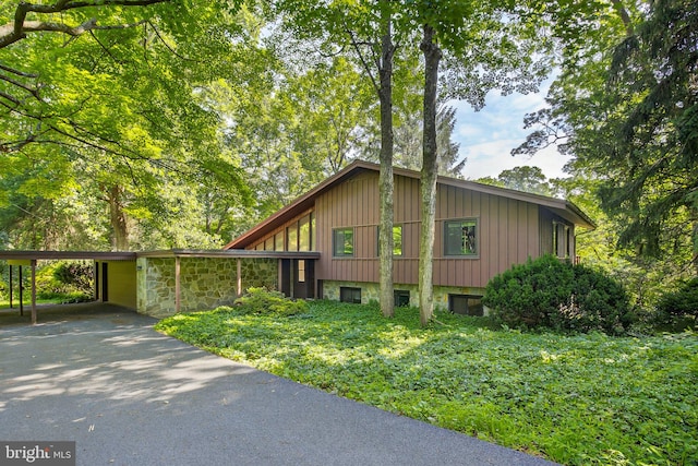 20 Birch Ct, Lancaster, PA 17603 - view of property exterior featuring driveway and an attached carport