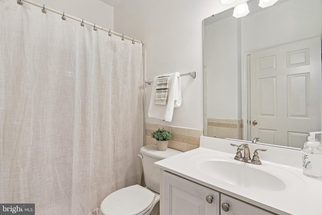 5570 La Vista Dr, Alexandria, VA 22310 - full bathroom featuring vanity and a shower with shower curtain