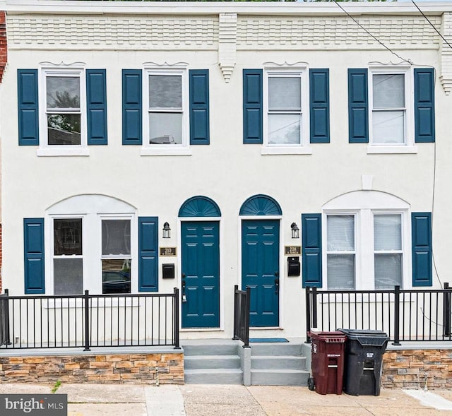 210 N Franklin St, Wilmington, DE 19805 - townhome / multi-family property featuring stucco siding
