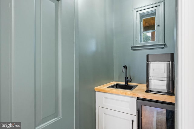 7819 Overbrook, Ruxton, MD 21204 - indoor wet bar with wine cooler