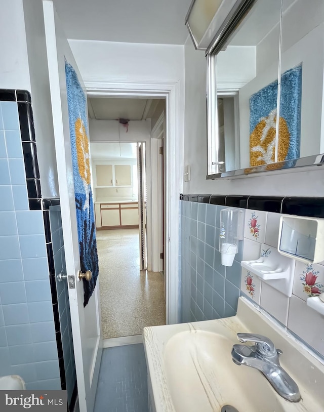 2100 Lincoln Ave, Wilmington, DE 19809 - bathroom with tile walls and wainscoting