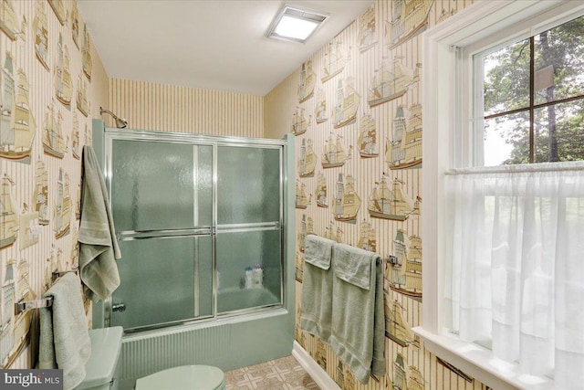 154 Deer Hill Rd, Reading, PA 19607 - full bathroom with wallpapered walls and shower / bath combination with glass door