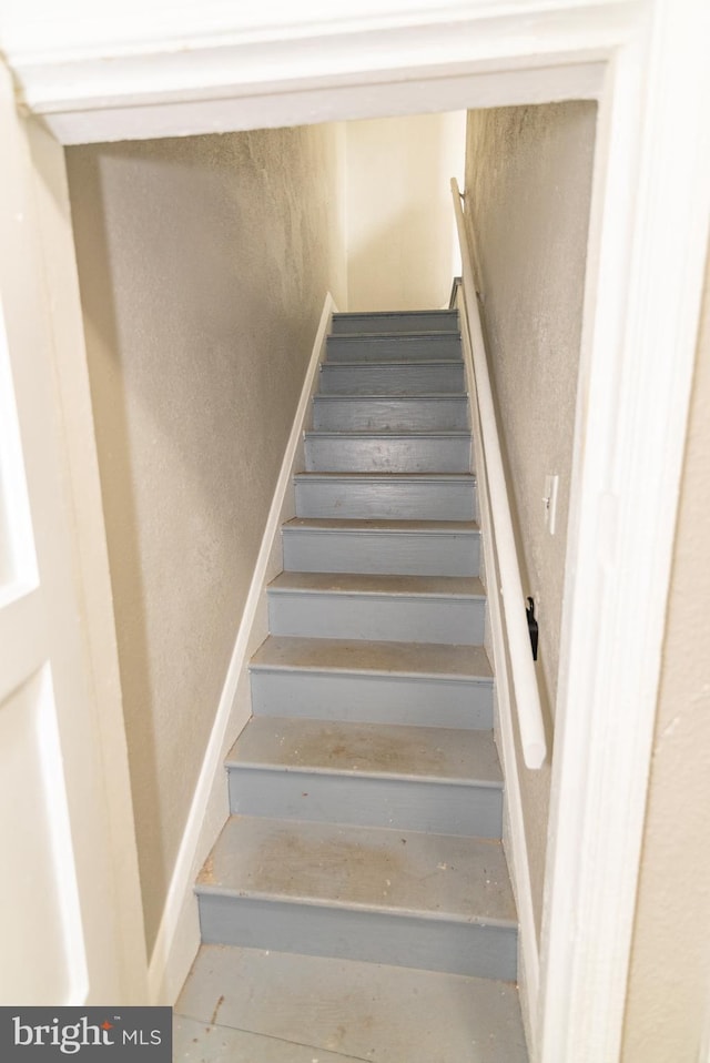 1304 N Linwood Ave, Baltimore, MD 21213 - staircase featuring a textured wall
