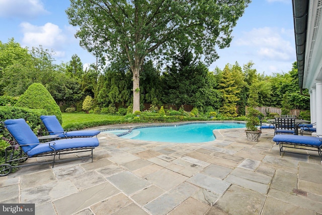 3201/2 Mansion Dr, Alexandria, VA 22302 - view of swimming pool featuring a patio area and a pool with connected hot tub