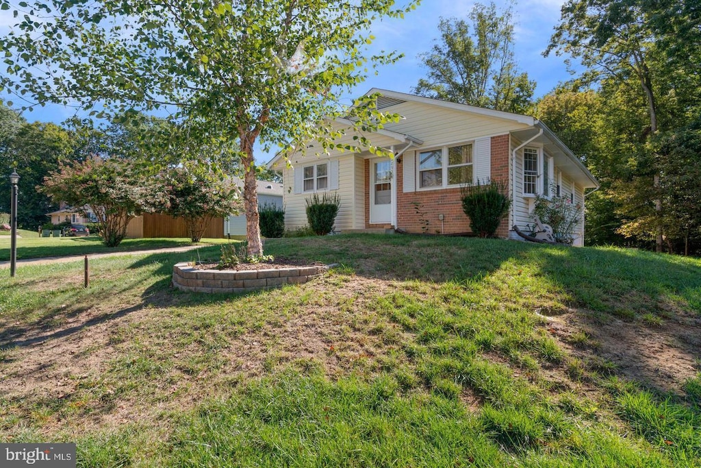 2893 Chalet Ct, Woodbridge, VA 22192 - bungalow featuring brick siding and a front lawn