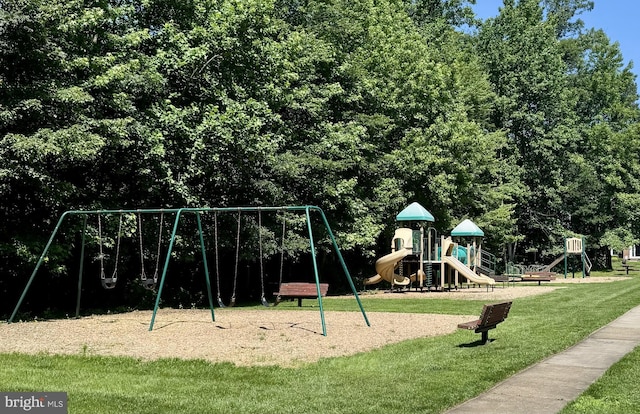 6 Thunder Gulch, Newark, DE 19702 - communal playground featuring a lawn