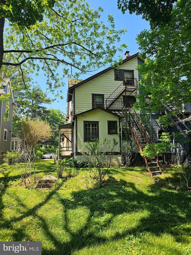 409 W Beechtree Ln, Wayne, PA 19087 - back of property with stairway and a lawn