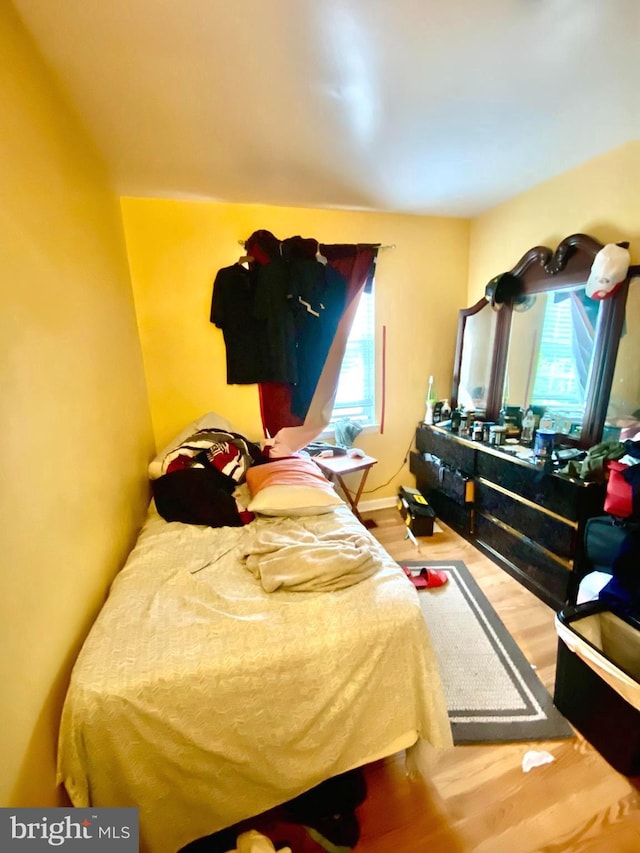 1064 W W Side Dr Unit 25-F, Gaithersburg, MD 20878 - bedroom featuring multiple windows and wood finished floors