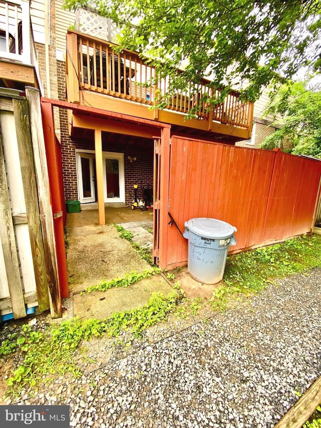 1064 W W Side Dr Unit 25-F, Gaithersburg, MD 20878 - view of yard with a deck and a patio