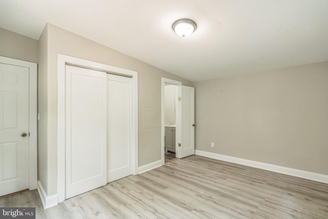 511 Sylvan Way, Pasadena, MD 21122 - unfurnished bedroom featuring light wood-type flooring, a closet, and lofted ceiling