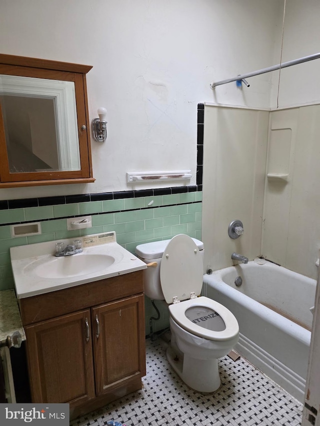 834 N Woodington Rd, Baltimore, MD 21229 - full bathroom with vanity, tub / shower combination, tile walls, and wainscoting