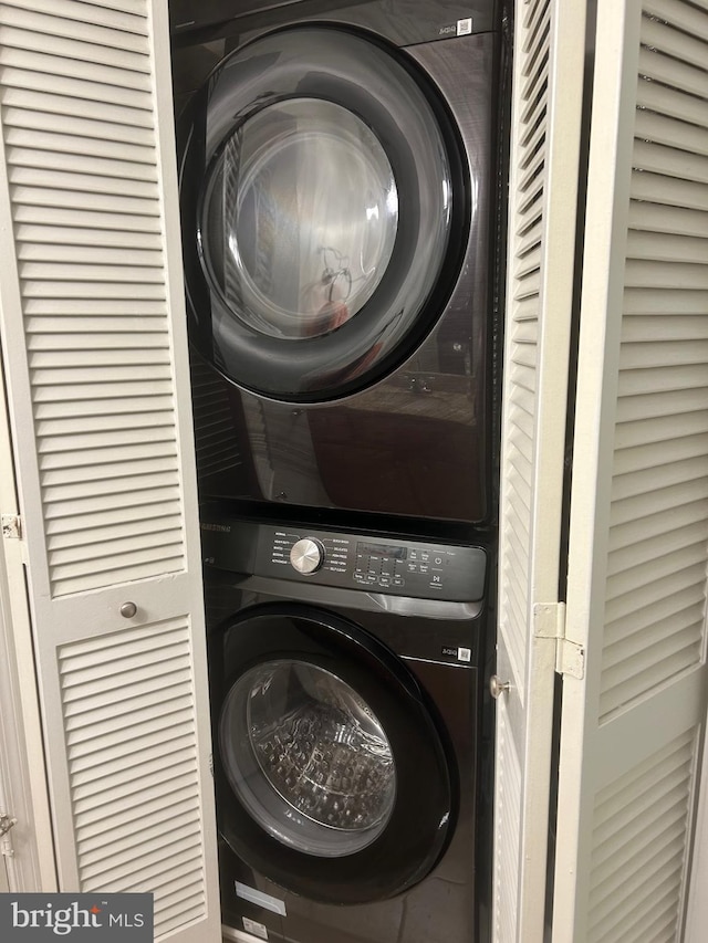 3176 Summit Square Dr Unit 4-D7, Oakton, VA 22124 - laundry area with stacked washer / drying machine