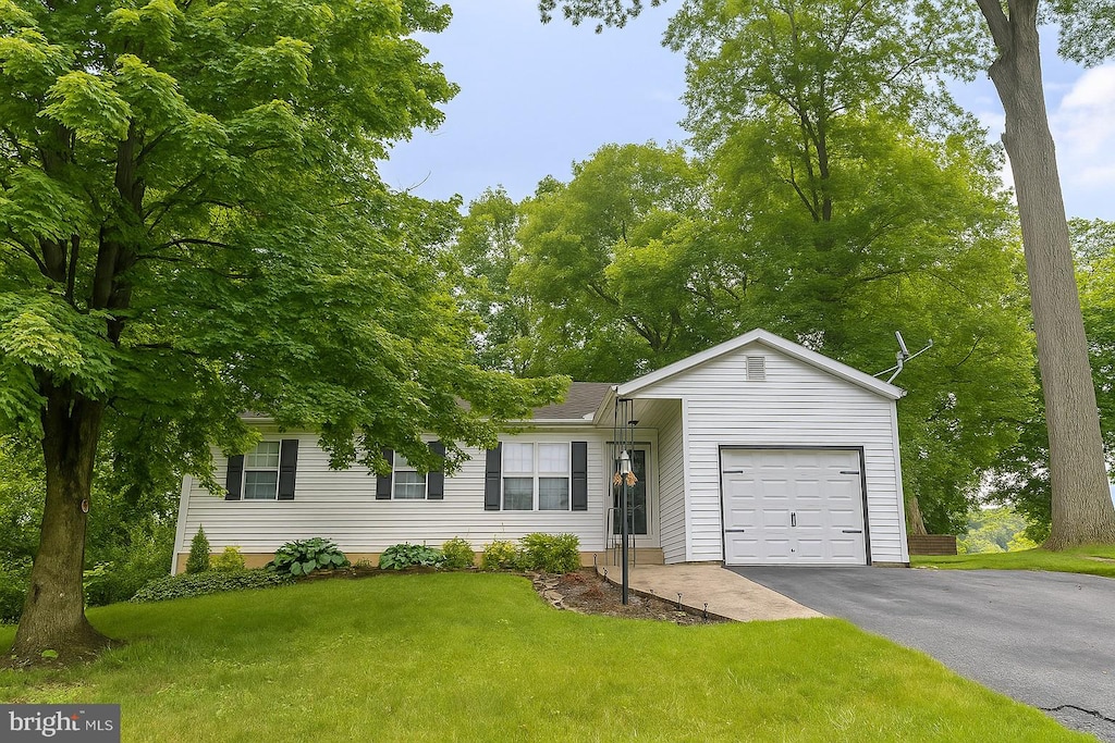 3624 Harrowgate Rd, York, PA 17402 - ranch-style home featuring a garage, driveway, and a front yard
