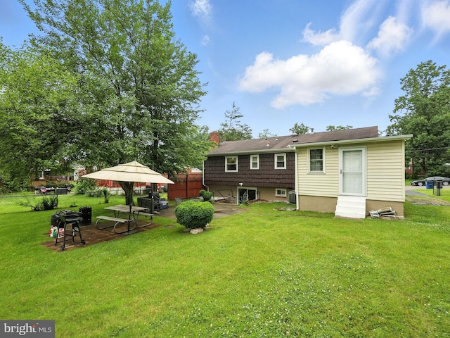 2205 Culpeper Dr, Woodbridge, VA 22191 - back of property featuring entry steps