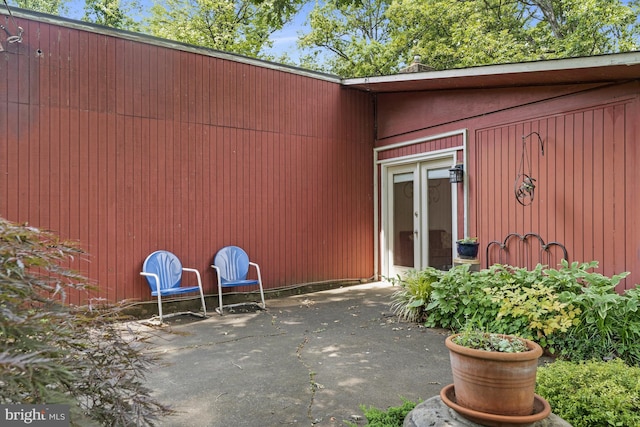 8615 Acorn Cir, Vienna, VA 22180 - property entrance with a patio area