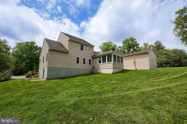 36 Elm Ct, Lancaster, PA 17603 - rear view of house with a lawn and a sunroom