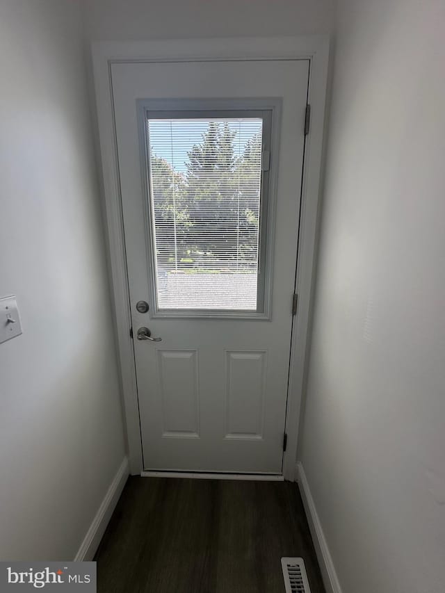 8357 Gannon Cir, Easton, MD 21601 - entryway featuring baseboards and dark wood-type flooring