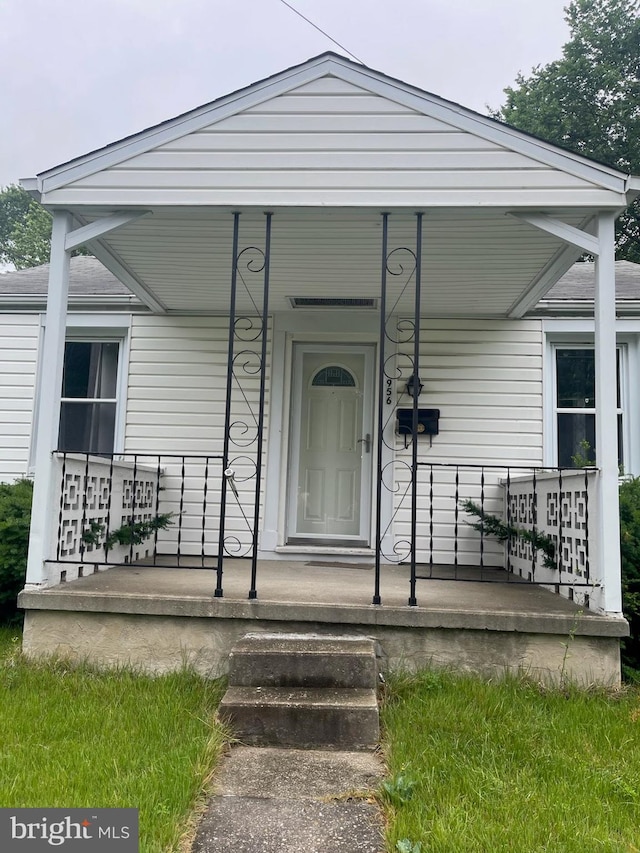 956 Renfrew St, Baltimore, MD 21221 - view of exterior entry featuring a porch