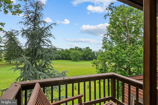 16 Golfview Ln, Reading, PA 19606 - wooden terrace with a lawn