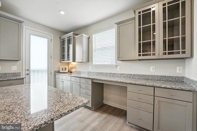 18286 Summit Pointe Dr, Triangle, VA 22172 - kitchen with light wood-style floors, gray cabinetry, built in study area, and recessed lighting