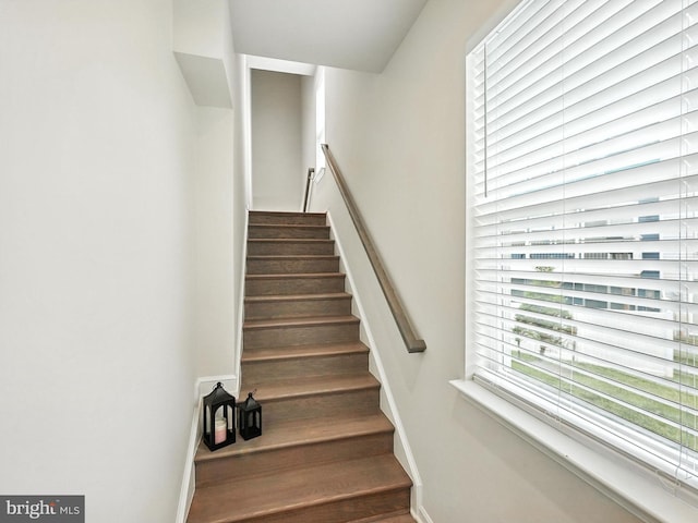 18286 Summit Pointe Dr, Triangle, VA 22172 - staircase featuring baseboards