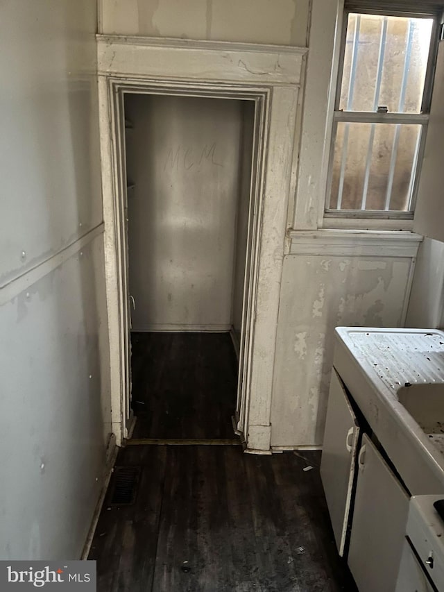 3601 9th St, Baltimore, MD 21225 - hall featuring dark wood-style flooring