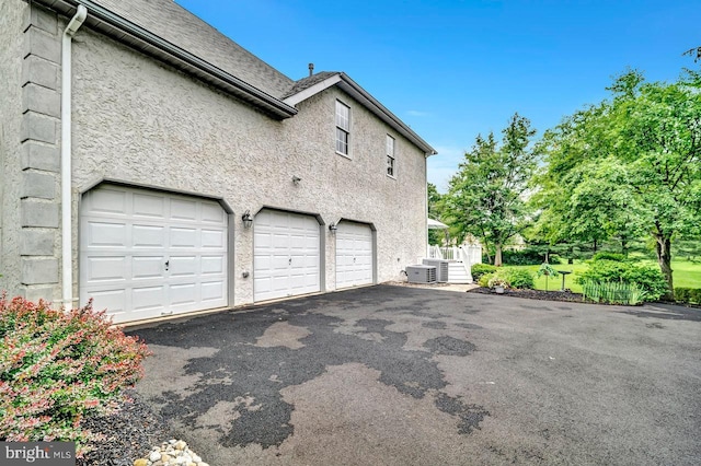 14 Canaday Ct, Belle Mead, NJ 08502 - garage with asphalt driveway