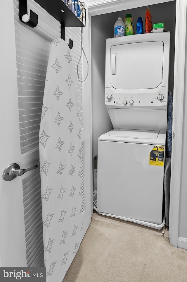 922 S Macon St, Baltimore, MD 21224 - washroom with stacked washing machine and dryer and carpet floors