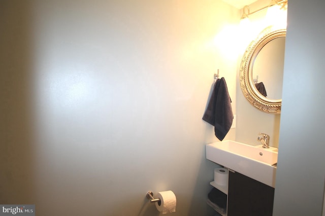 243 Pinehurst Rd, Wilmington, DE 19803 - half bath with a sink