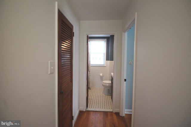 243 Pinehurst Rd, Wilmington, DE 19803 - hall featuring wood finished floors and baseboards