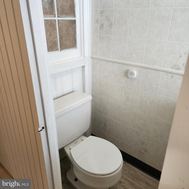 175 Stoneway Ln, Bala Cynwyd, PA 19004 - bathroom with toilet and tile walls