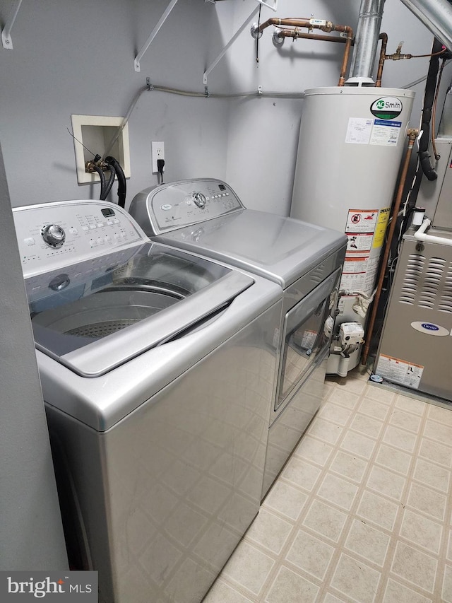 33 Sunset Ln, Columbus, NJ 08022 - laundry area featuring gas water heater and washing machine and clothes dryer