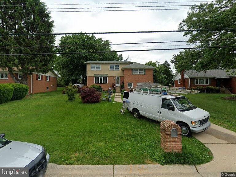 906 Venice Dr, Silver Spring, MD 20904 - split level home featuring a front yard
