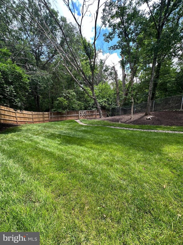 8953 Jasmine Ct, Manassas, VA 20110 - view of yard