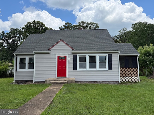 6 Randolph Rd, Fredericksburg, VA 22405 - view of front of home featuring a front yard and roof with shingles
